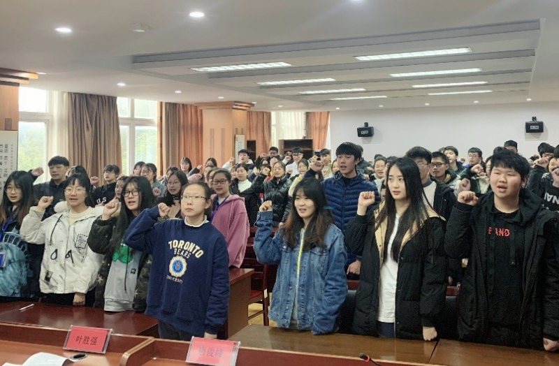 挥洒今朝汗水，铸就明日辉煌——迎战高考誓师大会